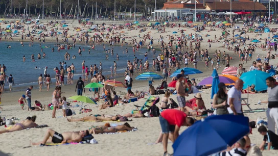 Las altas temperaturas en las Rías Baixas llenaron las playas de ciudadanos, este domingo en la playa de Samil en Vigo. Las altas temperaturas en las Rías Baixas llenaron las playas de ciudadanos, este domingo en la playa de Samil en Vigo.