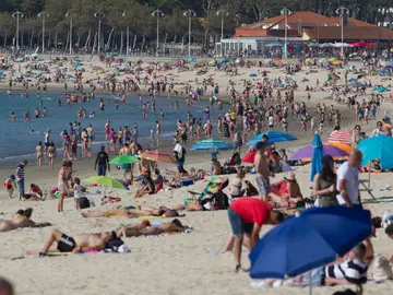 Las altas temperaturas en las Rías Baixas llenaron las playas de ciudadanos, este domingo en la playa de Samil en Vigo.