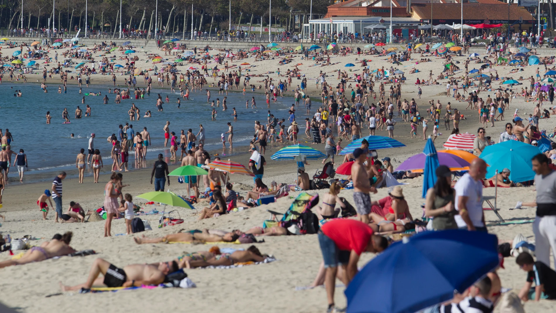 Las altas temperaturas en las Rías Baixas llenaron las playas de ciudadanos, este domingo en la playa de Samil en Vigo.