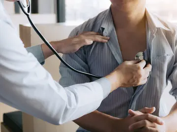 Médico ausculta a un hombre. Médico ausculta a un hombre.