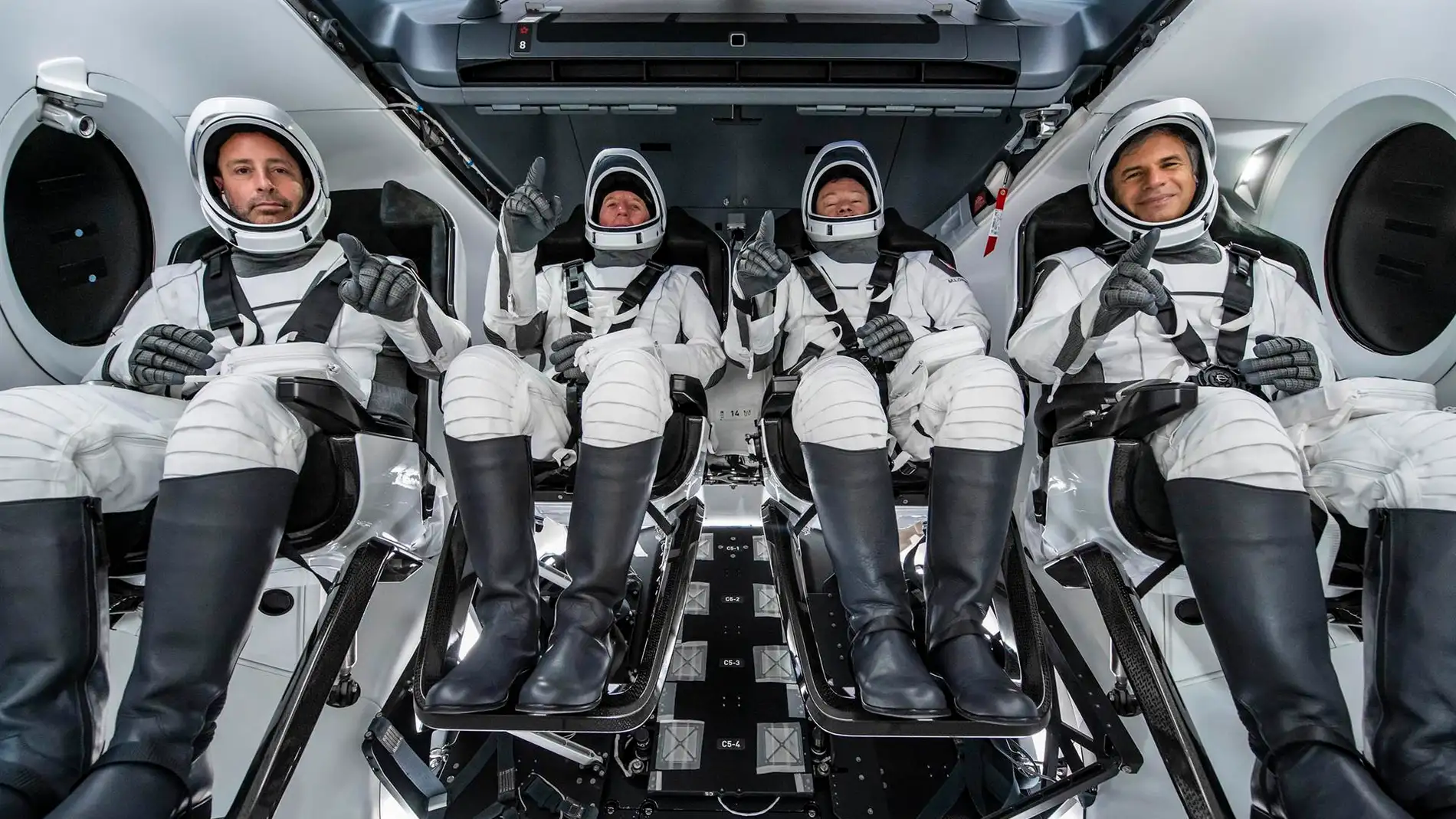 Los cuatro astronautas de la misión a bordo de la cápsula Dragon