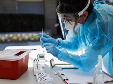 Una trabajadora recoge muestras de coronavirus Una trabajadora recoge muestras de coronavirus