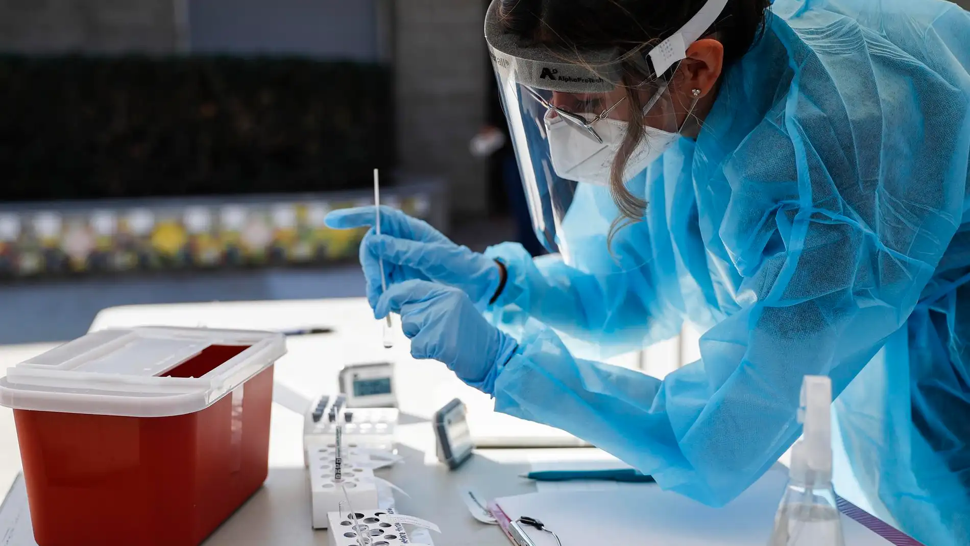 Una trabajadora recoge muestras de coronavirus