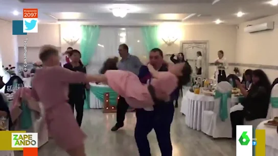 El momento en el que una mujer cae al suelo después de recibir una patada en la cara durante una boda El momento en el que una mujer cae al suelo después de recibir una patada en la cara durante una boda