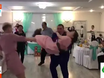 El momento en el que una mujer cae al suelo después de recibir una patada en la cara durante una boda 