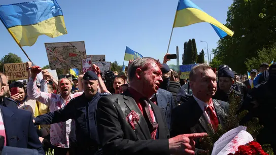Atacan con pintura roja al embajador ruso en Polonia durante los actos del Día de la Victoria Protestas por la guerra