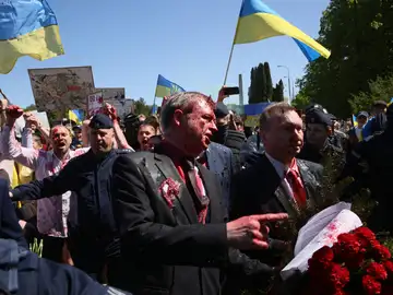 Atacan con pintura roja al embajador ruso en Polonia durante los actos del Día de la Victoria