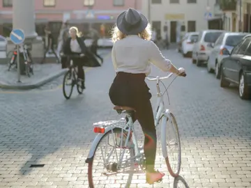 Mujer en bicicleta Mujer en bicicleta