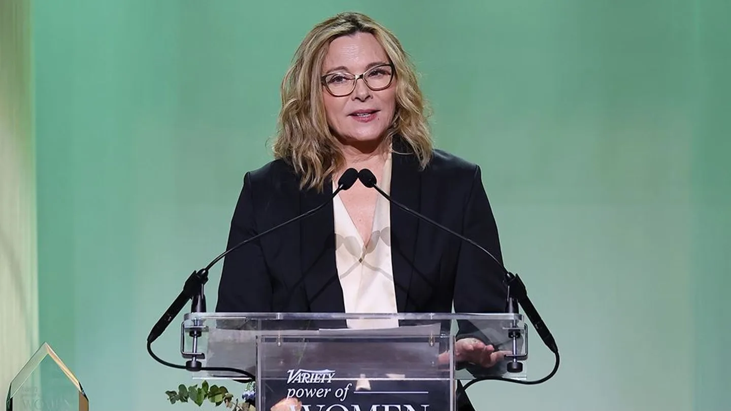 Kim Cattrall durante su discurso en el evento 'Power of Women' de la revista Variety Kim Cattrall durante su discurso en el evento 'Power of Women' de la revista Variety