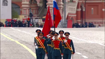 Exhibición de dos banderas en el desfile militar en la Plaza Roja