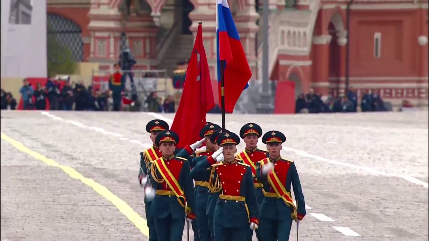 Exhibición de dos banderas en el desfile militar en la Plaza Roja