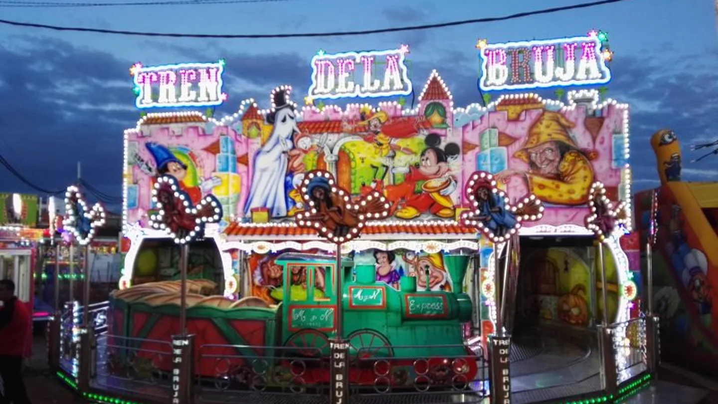 El 'tren de la bruja' de Alaquàs (Valencia) atropella al Pato Donald cuando animaba a los niños de la atracción Accidente laboral