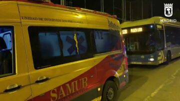 Herido muy grave un joven de 20 años tras chocarse con su monopatín contra un autobús en Madrid