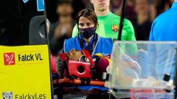 Araujo da el susto: retirado en ambulancia del Camp Nou
