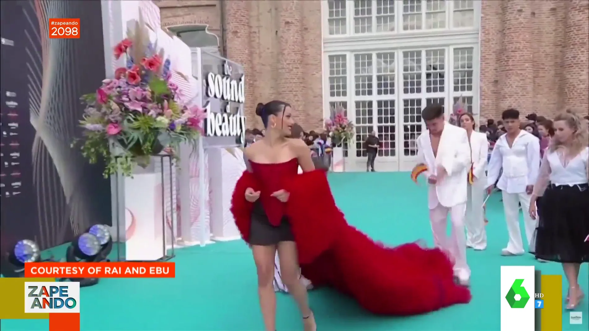  Así es el espectacular corsé rojo pasión y con cola de Chanel en Eurovisión que enamora a Josie: "Qué buen contraste"