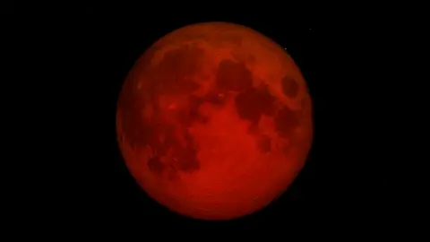 La Luna adquiere un color rojizo-anaranjado durante un eclipse lunar La Luna adquiere un color rojizo-anaranjado durante un eclipse lunar