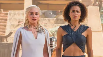 Missandei junto a Daenerys, en 'Juego de tronos'