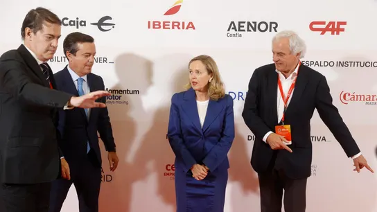 Nadia Calviño niega hacerse una foto en un acto de la patronal por ser la única mujer Nadia Calviño niega hacerse una foto en un acto de la patronal por ser la única mujer
