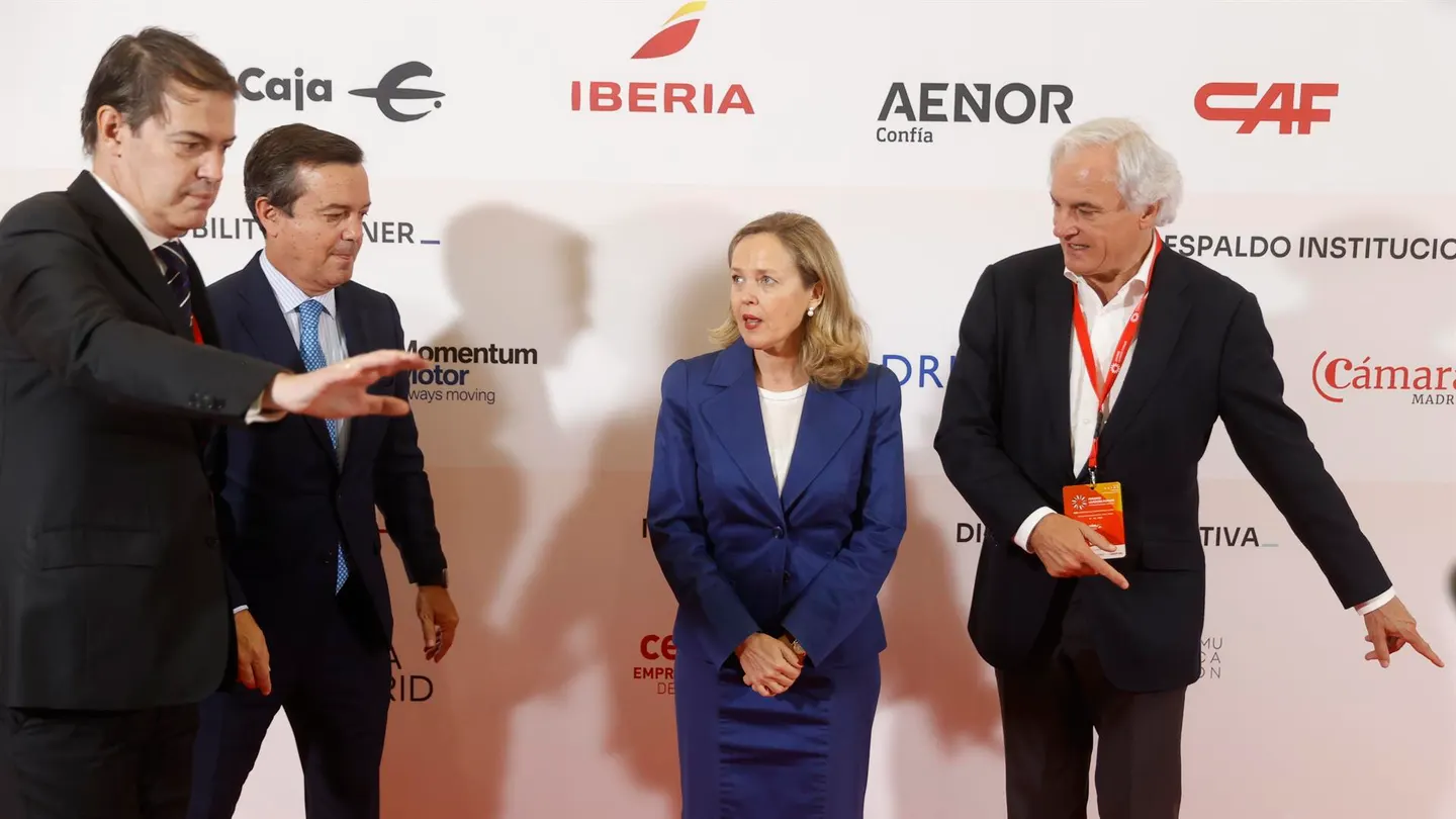 Nadia Calviño niega hacerse una foto en un acto de la patronal por ser la única mujer Nadia Calviño niega hacerse una foto en un acto de la patronal por ser la única mujer