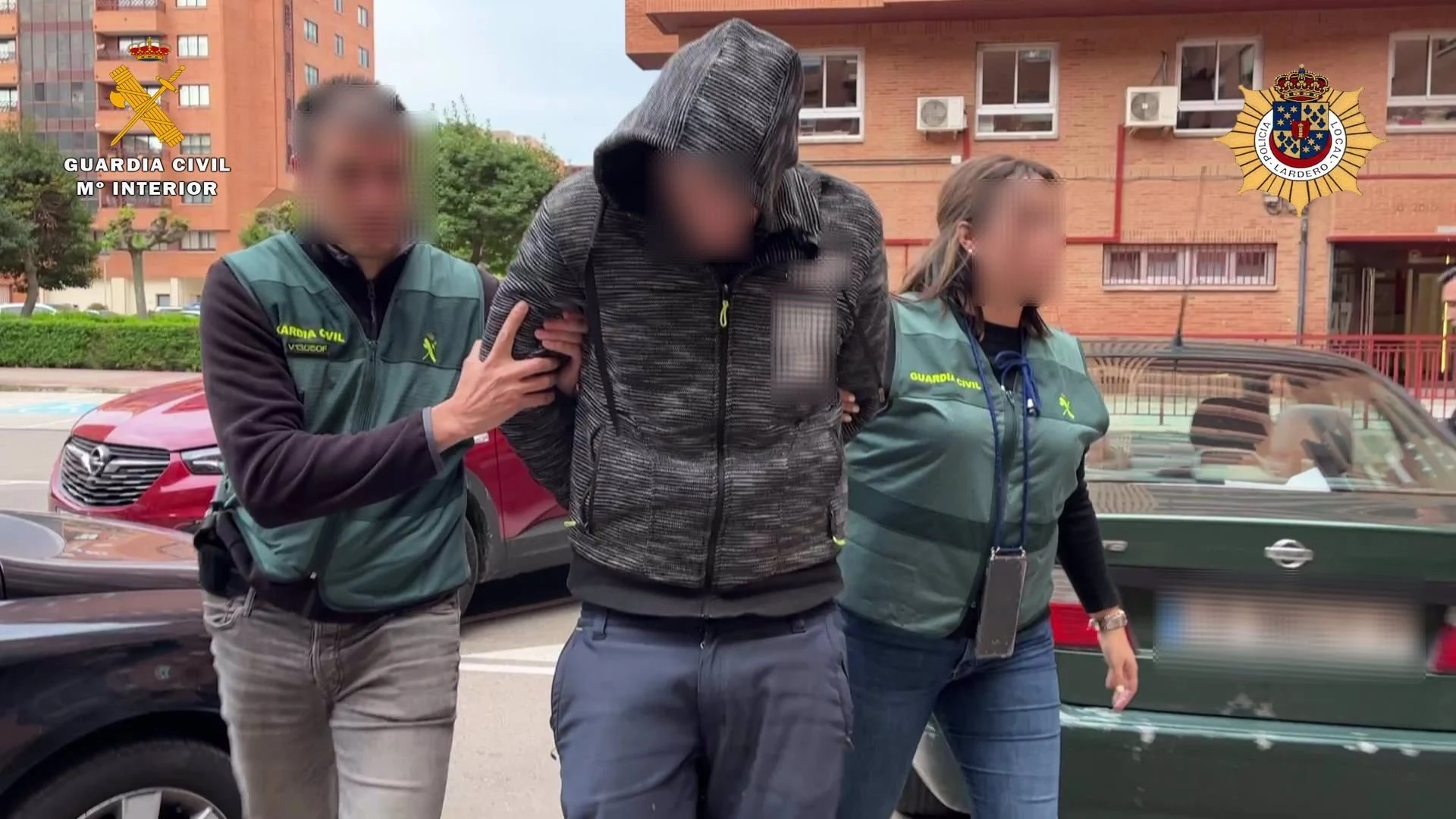 Imagen del momento en el que el hombre era detenido por agentes de la Guardia Civil.