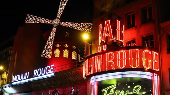 Así puedes dormir una noche en el Moulin Rouge por tan solo un euro Así puedes dormir una noche en el Moulin Rouge por tan solo un euro