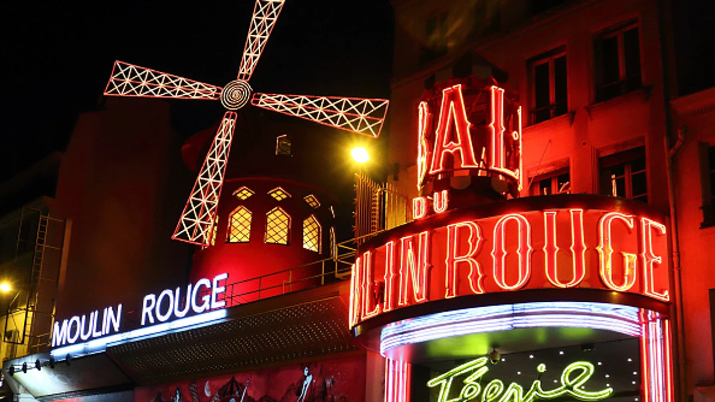 Así puedes dormir una noche en el Moulin Rouge por tan solo un euro Así puedes dormir una noche en el Moulin Rouge por tan solo un euro