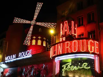 Así puedes dormir una noche en el Moulin Rouge por tan solo un euro