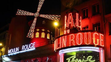 Así puedes dormir una noche en el Moulin Rouge por tan solo un euro