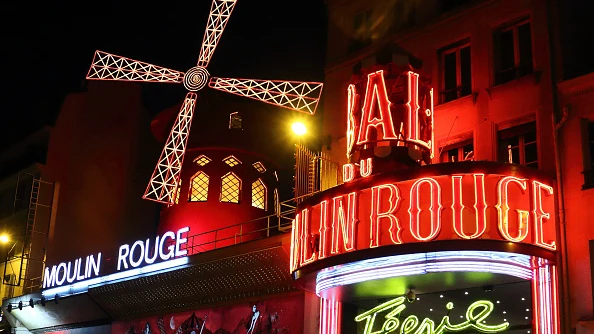 Así puedes dormir una noche en el Moulin Rouge por tan solo un euro