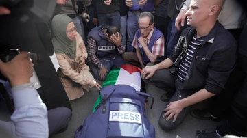 Rezos en la calle ante el cuerpo sin vida de la periodista de Al Jazeera, Shireen Abu Akleh