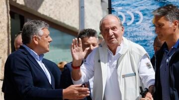 El saludo de Juan Carlos I al llegar al náutico de Sanxenxo