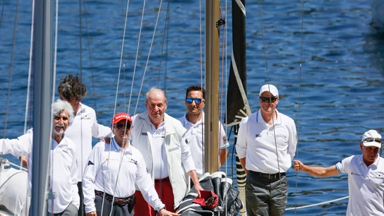 El rey emérito Juan Carlos I junto a la tripulación del "Bribón" El rey emérito Juan Carlos I junto a la tripulación del "Bribón"