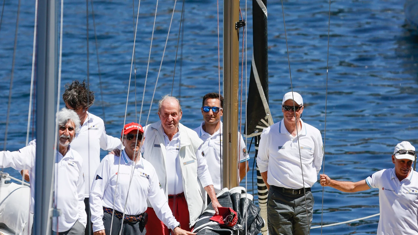 El rey emérito Juan Carlos I junto a la tripulación del "Bribón" El rey emérito Juan Carlos I junto a la tripulación del "Bribón"