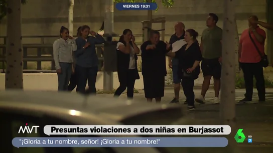 "¡Son guerreros!": los vítores de los familiares de los menores acusados de agredir sexualmente a dos niñas tras su salida del juzgado "¡Son guerreros!": los vítores de los familiares de los menores acusados de agredir sexualmente a dos niñas tras su salida del juzgado