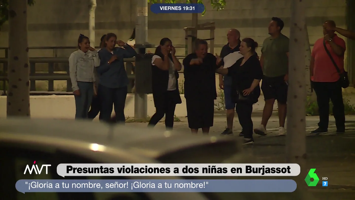 "¡Son guerreros!": los vítores de los familiares de los menores acusados de agredir sexualmente a dos niñas tras su salida del juzgado "¡Son guerreros!": los vítores de los familiares de los menores acusados de agredir sexualmente a dos niñas tras su salida del juzgado