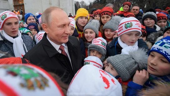 Imagen de archivo de Putin con niños Imagen de archivo de Putin con niños
