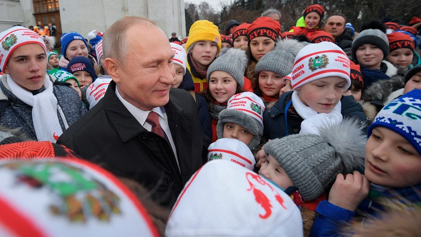 Imagen de archivo de Putin con niños Imagen de archivo de Putin con niños