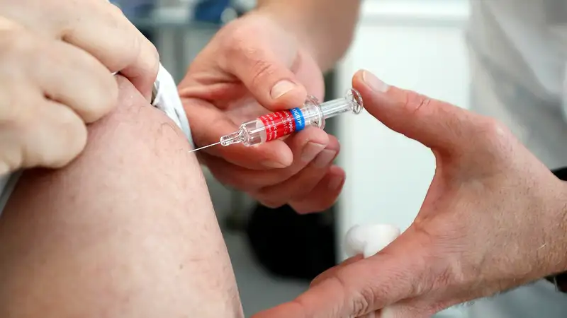 Una persona vacunándose