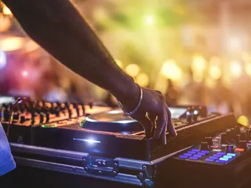 Imagen de archivo de un DJ en una fiesta Imagen de archivo de un DJ en una fiesta