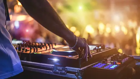 Imagen de archivo de un DJ en una fiesta Imagen de archivo de un DJ en una fiesta