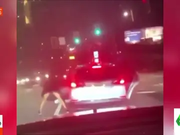 El surrealista vídeo de una mujer bailando en mitad de una carretera con final inesperado 
