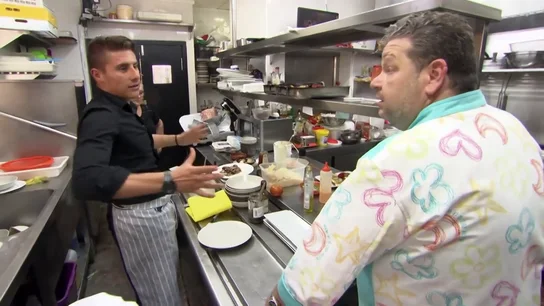 El cabreo de Alberto Chicote con Salvo, un "chuleta" al que todo le "suda el pepino": "Si su padre no le tira la sartén igual se la tiro yo" El cabreo de Alberto Chicote con Salvo, un "chuleta" al que todo le "suda el pepino": "Si su padre no le tira la sartén igual se la tiro yo"