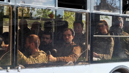 Los últimos miembros de la resistencia ucraniana en la acería de Azovstal se marchan en autobús Los últimos miembros de la resistencia ucraniana en la acería de Azovstal se marchan en autobús