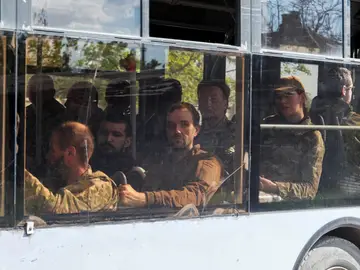 Los últimos miembros de la resistencia ucraniana en la acería de Azovstal se marchan en autobús
