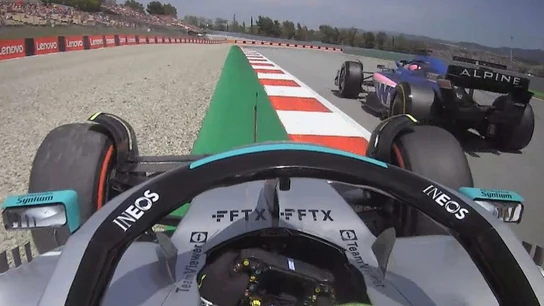Hamilton, por la grava para no chocar con Alonso Hamilton, por la grava para no chocar con Alonso