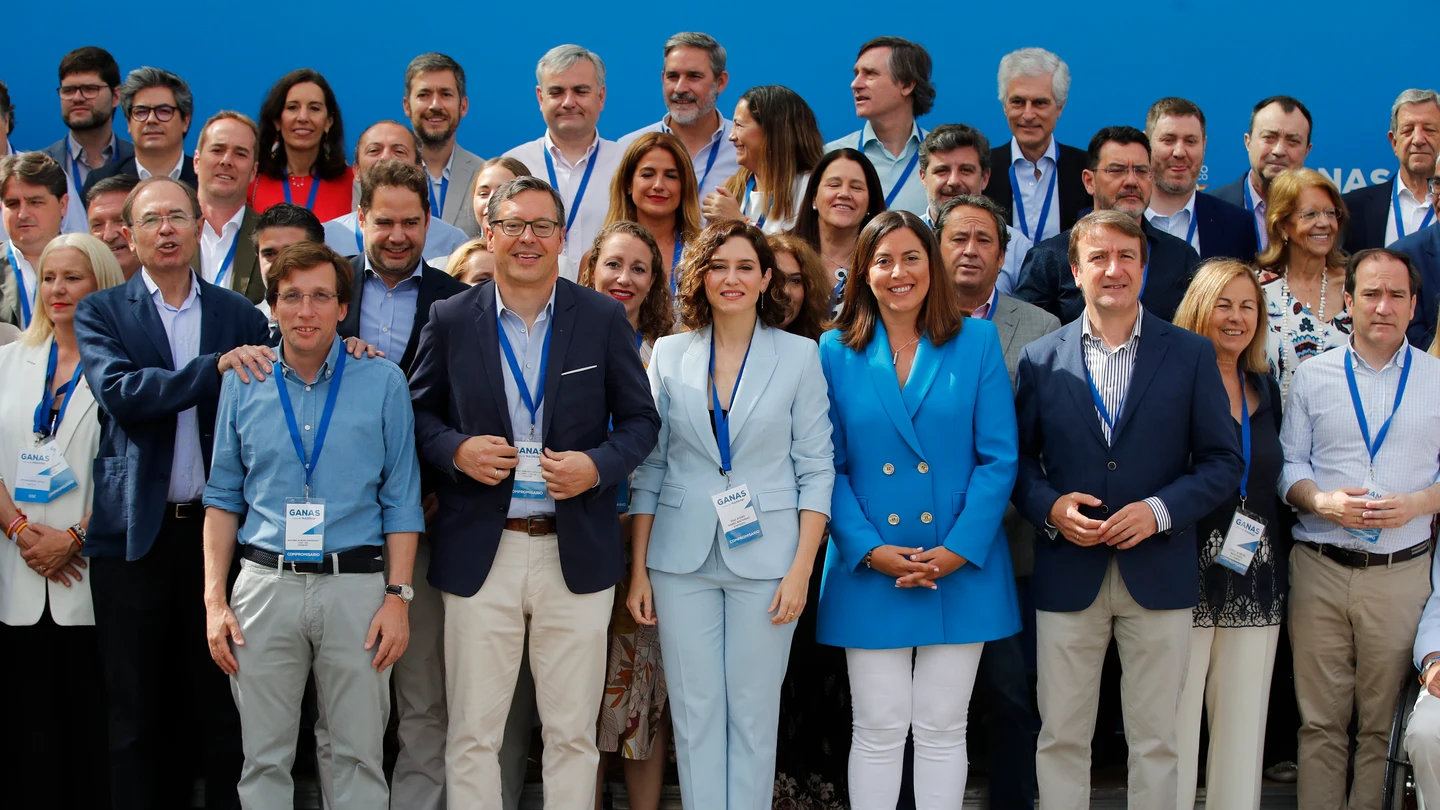 Foto de familia tras el Congreso del PP de la Com. de Madrid, que elige a Isabel Díaz Ayuso como nueva presidenta Foto de familia tras el Congreso del PP de la Com. de Madrid, que elige a Isabel Díaz Ayuso como nueva presidenta