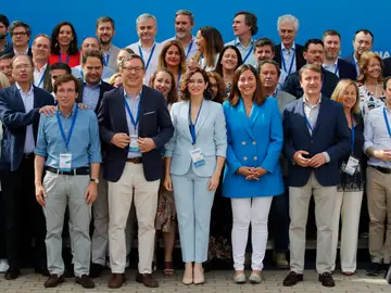 Foto de familia tras el Congreso del PP de la Com. de Madrid, que elige a Isabel Díaz Ayuso como nueva presidenta