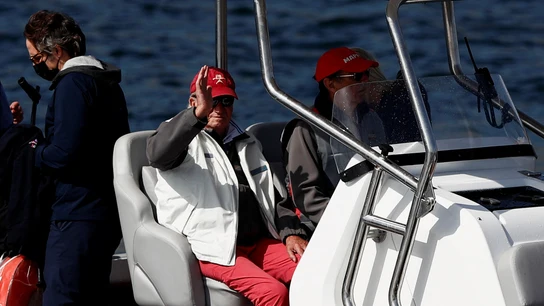 Juan Carlos I saluda desde la lancha neumática que seguía al Bribón Juan Carlos I saluda desde la lancha neumática que seguía al Bribón