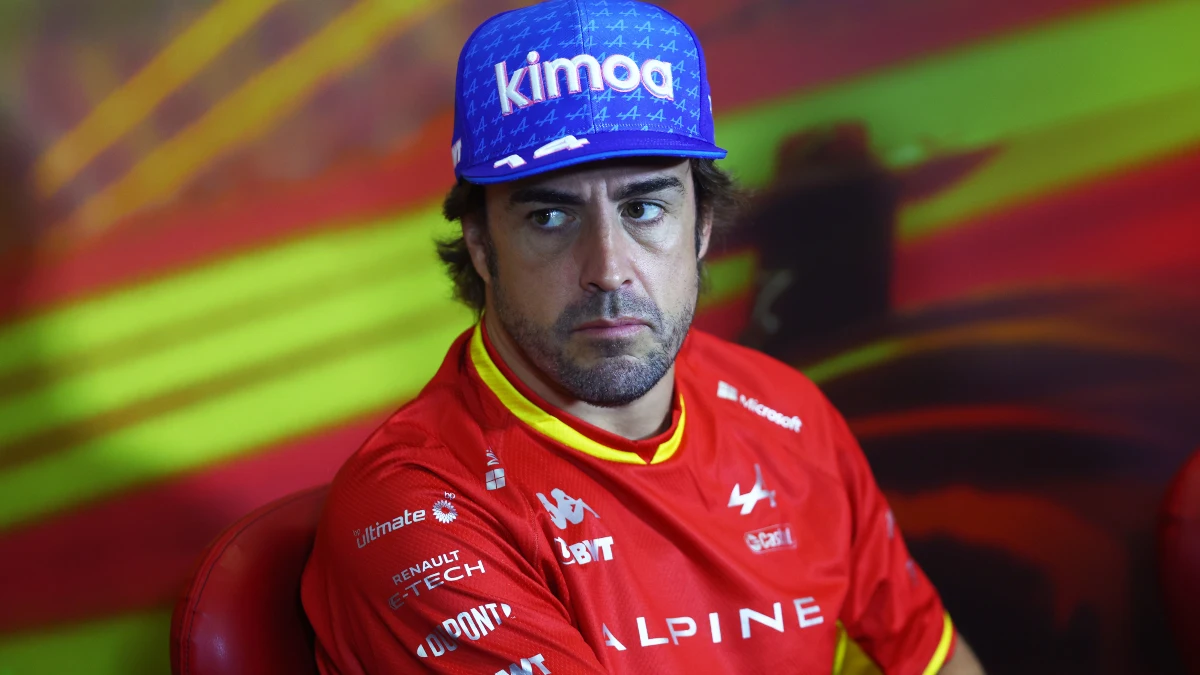 Fernando Alonso, con gesto serio