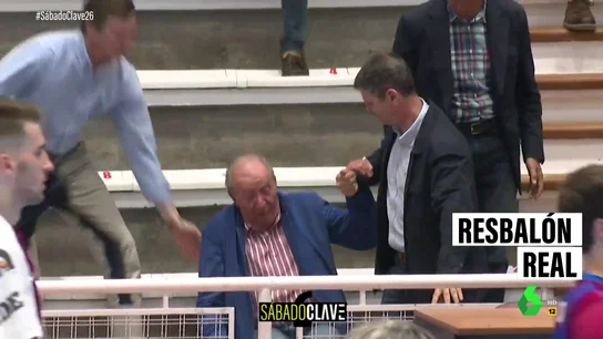 El momento en el que el rey emérito sufre un resbalón al tratar de levantarse El momento en el que el rey emérito sufre un resbalón al tratar de levantarse